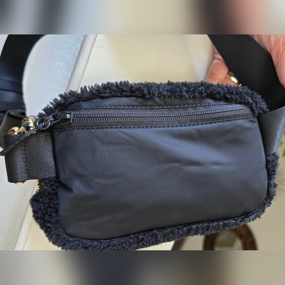 Lululemon Athletica Everywhere Black Sherpa Belt Bag - Picture 6 of 16